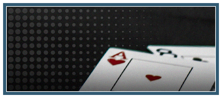 As y ocho cartas de poker sobre la mesa. Unirse al juego.